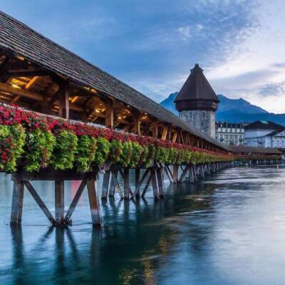 Erkunde die wunderschöne Stadt Luzern mit einem einheimischen Reiseleiter auf einem privaten Stadtrundgang. Du wirst sowohl beliebte Highlights als auch versteckte Juwelen sehen und die besten Fotoplätze der Stadt finden.