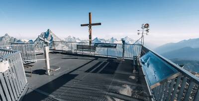 Steig mit einem Ticket für das Matterhorn Glacier Paradise in die höchste Seilbahn der Welt und entdecke die spektakuläre Aussichtsplattform, den einzigartigen Eispalast und die Kino-Lounge.
