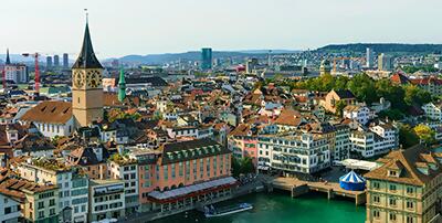 Entdecke Zürich auf einer kombinierten Stadtrundfahrt und Schifffahrt und erfahre, warum die Stadt immer wieder zur Stadt mit der besten Lebensqualität der Welt gekürt wird. Bestaune imposante Kirchen, Zunfthäuser und vieles mehr.