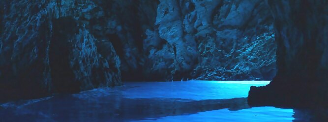 Trip Schweiz Reisetipps - Die Blaue Grotte von Bisevo in Kroatien ist nur per Boot erreichbar. Atemberaubend schön fasziniert dieses Naturphänomen in leuchtenden intensiven Blautönen. Ein idyllisches Highlight der vorzüglich geführten Speedboot-Tour im Adria Inselparadies, mit fantastisch facettenreicher Unterwasserwelt. Die Blaue Grotte ist ein Naturwunder, das auf der kroatischen Insel Bisevo zu finden ist. Sie ist berühmt für ihr kristallklares Wasser und die einzigartige bläuliche Farbe, die durch das Sonnenlicht in der Höhle entsteht. Die Blaue Grotte kann nur durch eine Bootstour erreicht werden, die oft Teil einer Fünf-Insel-Tour ist.