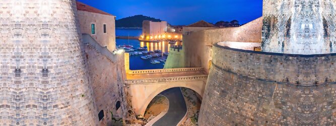Trip Schweiz Stadt Urlaub - Dubrovnik - Einen Wahnsinns Panoramablick hat man von Dubrovniks Hausberg Srd. Empor geht’s ganz easy und entspannt, minutenschnell mit der Luftseilbahn. Für begeisterte GOT-Fans empfiehlt sich die speziell geführte Game-of-Thrones-Tour zu den bekanntesten Drehorten und Schauplätzen der erfolgreichen Kultserie, der Eiserne Thron ist auf der kleinen idyllischen Insel Lokrum zu bestaunen. Die beliebtesten Orte für Dubrovnik Ferien, locken mit besten Angebote für Hotels und Ferienunterkünfte mit Werbeaktionen, Rabatten, Sonderangebote für Dubrovnik Urlaub buchen. Reisedaten eingeben und Hotel Flug Mietwagen Attraktionen Taxis für eine Dubrovnik Reise flexibel buchen. Sollten sich die Pläne ändern, sind viele der Unterkünfte und Zimmer in Dubrovnik kostenfrei stornierbar.