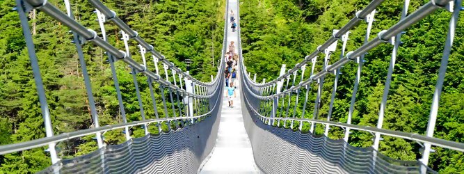 Trip Schweiz Reisetipps - highline179 - Die Brücke BlickMitKick | einmalige Kulisse und spektakulärer Panoramablick | 20 Gehminuten und man findet | die längste Hängebrücke der Welt | Weltrekord Hängebrücke im Tibet Style - Die highline179 ist eine Fußgänger-Hängebrücke in Form einer Seilbrücke über die Fernpassstraße B 179 südlich von Reutte in Tirol (Österreich). Sie erstreckt sich in einer Höhe von 113 bis 114 m über die Burgenwelt Ehrenberg und verbindet die Ruine Ehrenberg mit dem Fort Claudia.