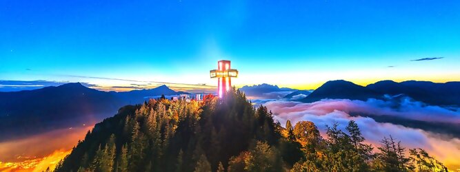 Trip Schweiz Reisetipps - Aussichtsplattform mit Weitblick - Eine einmalige Location, das Jakobskreuz für Freigeister, Genießer, Pilger, Kraftsuchende im PillerseeTal. Oben am 30 Meter hohen Jakobskreuz auf der Buchensteinwand ist man dem Himmel näher. Das im Jahr 2014 erbaute Kreuz bei Fieberbrunn im Bezirk Kitzbühel, ist auch mit einem Sessellift erreichbar. Das Jakobskreuz ist ein Aussichtsturm und zugleich ein begehbares Gipfelkreuz auf der Buchensteinwand, einem markanten Berg bei Fieberbrunn im Bezirk Kitzbühel im österreichischen Bundesland Tirol. Der 29,7 m hohe Turm hat die Form eines aufrecht stehenden Doppelkreuzes und wurde im Jahr 2014 von der Bergbahn Pillersee errichtet.