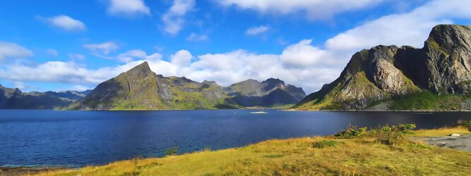 Trip Schweiz Reisetipps - Die Lofoten Inseln Norwegen – Skandinaviens eiskalte Schönheit fasziniert mit atemberaubenden Nordlichtern und geradezu außerirdisch imposanten Gebirgskulissen. Land der Mitternachtssonne am Polarkreis, ein Paradies für Wanderer, Naturfreunde, Hobbyfotografen und Instagram er/innen. Die Lofoten gehören zu Norwegen und liegen nördlich des Polarkreises. Erfahren Sie hier, was für eine einzigartige Landschaft die Lofoten zu bieten haben und was Sie dort erwartet. Vorsicht akutes Fernweh! Die meisten von Ihnen kennen wahrscheinlich die Lofoten. Man stellt sich malerische Fischerdörfer vor, umgeben von hohen Bergen und tiefblauen Fjorden.