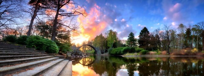 Trip Schweiz Reisetipps - Teufelsbrücke wird die Rakotzbrücke in Kromlau, Deutschland, genannt. Ein mystischer, idyllischer wunderschöner Ort; eine wahre Augenweide, wenn sich der Brücken Rundbogen im See spiegelt und zum Kreis vervollständigt. Ein märchenhafter Besuch, im blühenden Azaleen & Rhododendron Park. Der Azaleen- und Rhododendronpark Kromlau ist ein ca. 200 ha großer Landschaftspark im Ortsteil Kromlau der Gemeinde Gablenz im Landkreis Görlitz. Er gilt als die größte Rhododendren-Freilandanlage als Landschaftspark in Deutschland und ist bei freiem Eintritt immer geöffnet. Im Jahr 1842 erwarb der Großgrundbesitzer Friedrich Hermann Rötschke, ein Zeitgenosse des Landschaftsgestalters Hermann Ludwig Heinrich Fürst von Pückler-Muskau, das Gut Kromlau.
