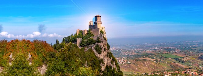 Trip Schweiz Urlaubsdestination - San Marino – Hol ihn dir – den heißbegehrten Einreise-Stempel von San Marino. Nimm deinen Reisepass, besuche die örtliche Tourismusbehörde, hier wird die kleine Trophäe in dein Reisedokument gestempelt, es sieht gut aus und ist eine supertolle Urlaubserinnerung. Dieses neue Trendy-Reiselust-Souvenir passt ausgezeichnet zu den anderen außergewöhnlichen Stempeln deiner vergangenen Reisen. San Marino ist ein sehr interessanter Zwergstaat, eine Enklave, vollständig von Italien umgeben, eine der ältesten bestehenden Republiken und eines der reichsten Länder der Welt. Die beliebtesten Orte für Ferien in San Marino, locken mit besten Angebote für Hotels und Ferienunterkünfte mit Werbeaktionen, Rabatten, Sonderangebote für San Marino Urlaub buchen.